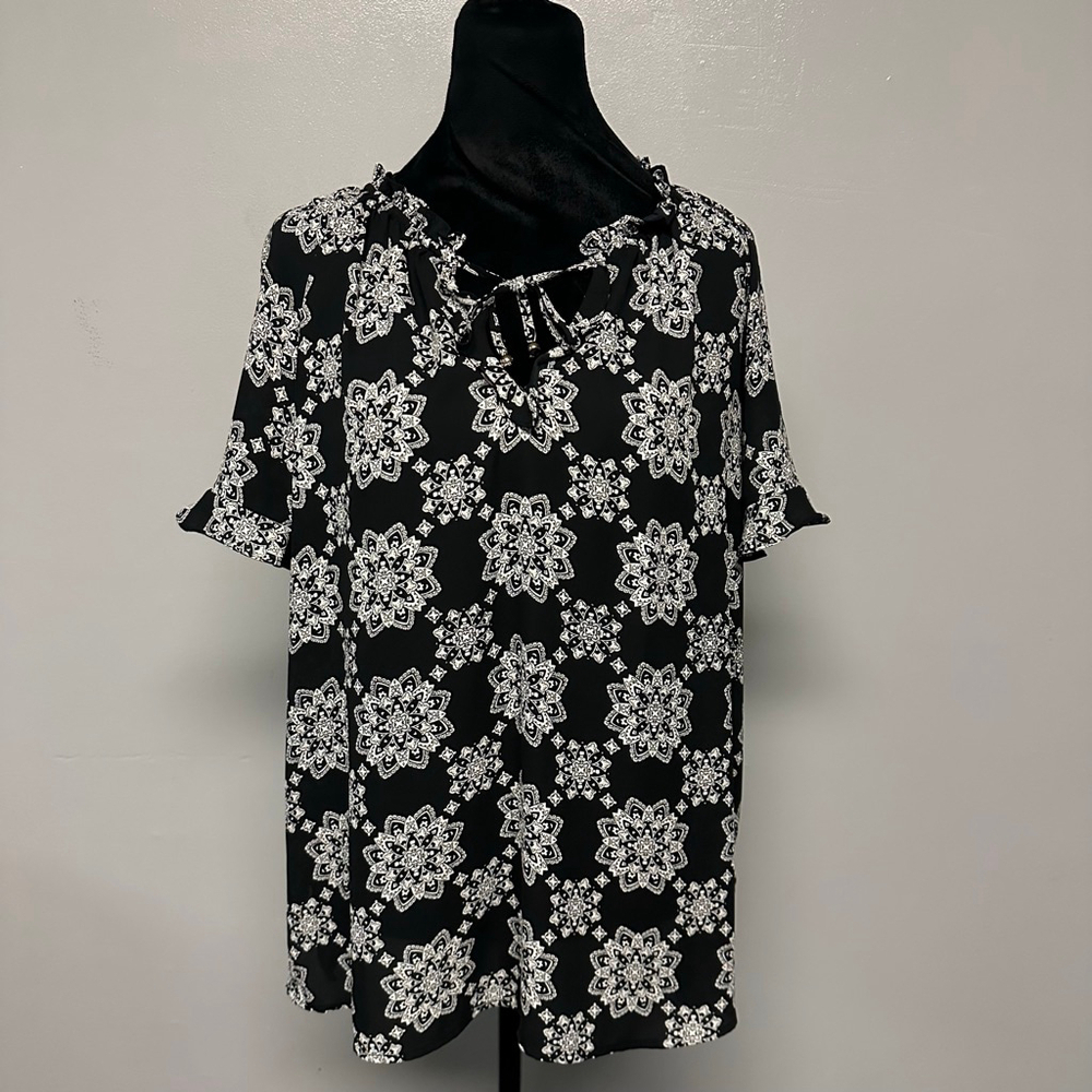 Liz Claiborne Black & White Floral Blouse womens Large v-neck geometric